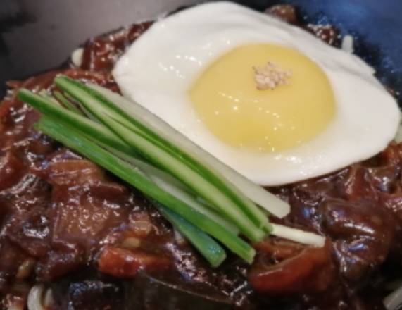 M8. Black bean sauce noodle  짜장면  韩式炸酱面